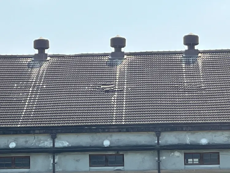 花蓮文創園區第17棟屋瓦位移。文化部提供