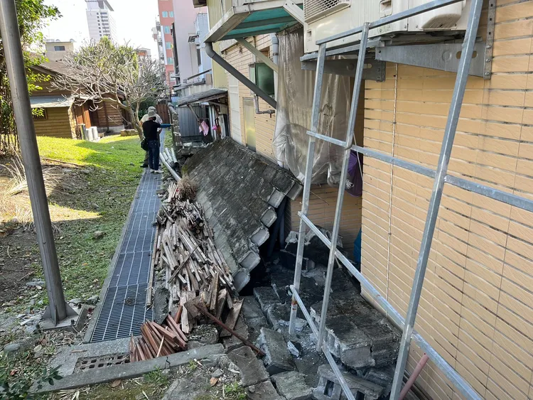 花蓮文創園區臨民宅邊非古蹟本體圍牆倒塌。文化部提供