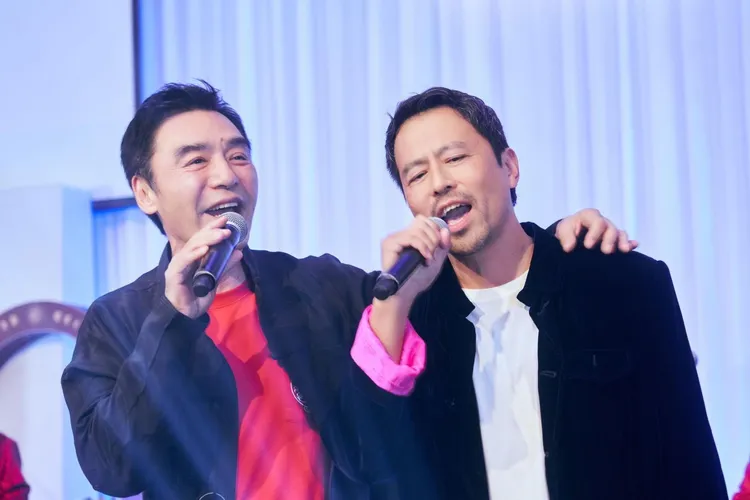 阿B（左起）、楊晨合唱《愛你一萬年》。翻攝林熙蕾IG