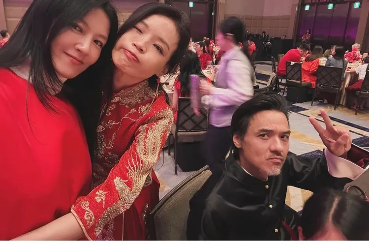 舒淇（中）開心擁抱（左）林熙蕾，馮德倫一旁比YA。翻攝林熙蕾IG