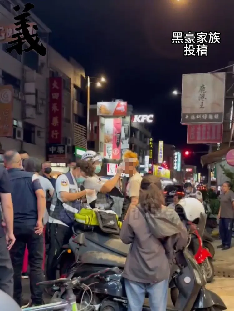 高雄驚傳一起行車糾紛，金髮男子被玻璃瓶砸破頭濺血，身上白衣都染上大片紅色血跡。翻攝《記者爆料網》