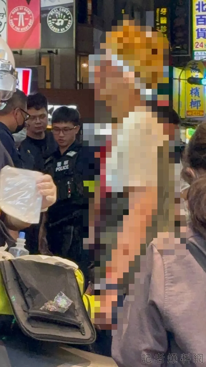 高雄驚傳一起行車糾紛，金髮男子被玻璃瓶砸破頭濺血，身上白衣都染上大片紅色血跡。翻攝《記者爆料網》