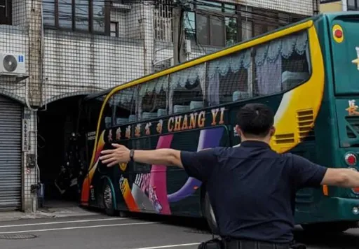距離沒抓好!彰化遊覽車迴轉衝民宅 車頭卡屋簷動彈不得
