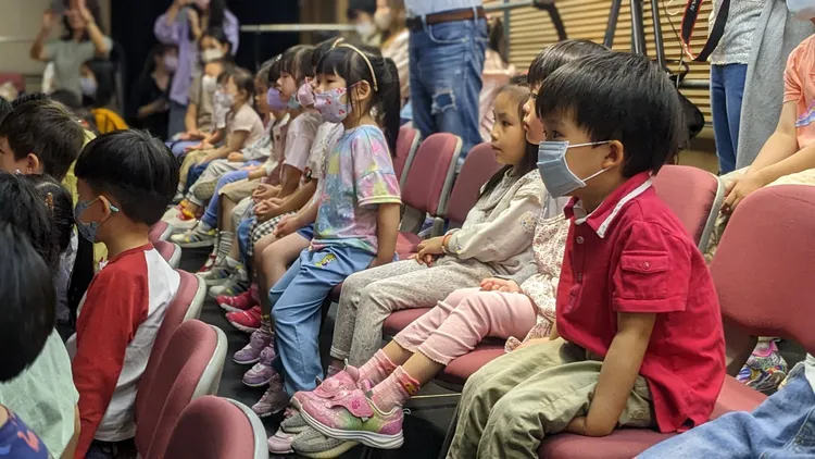 記者會現場小朋友專心觀賞演出。文化部提供