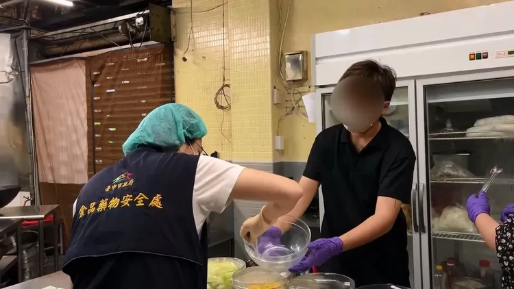 全大運選手村爆發疑似食物中毒案，台中市食安處人員到選手所住的飯店廚房稽查，採樣化驗。食安處提供