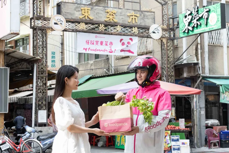 民眾透過外送，便利地取得臺南指定市集的美食。市府提供