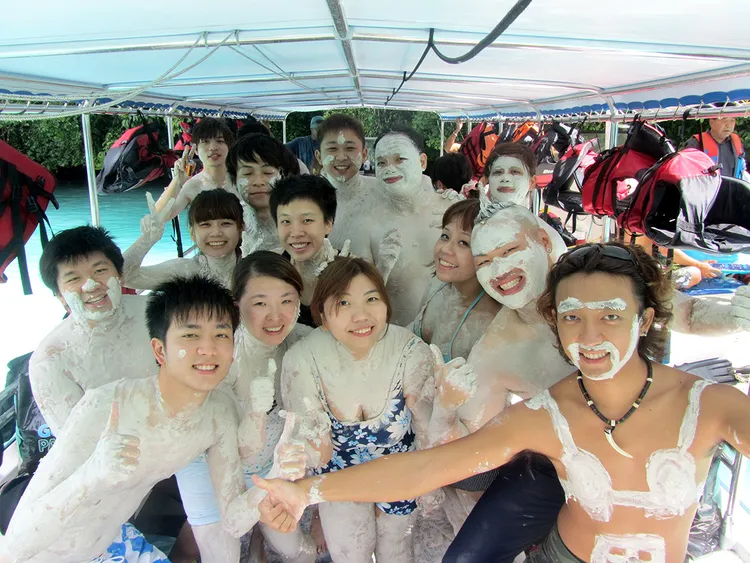 有天然海底火山泥的牛奶湖，讓來到帛琉的遊客玩到翻。業者提供