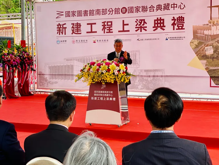 行政院長陳建仁主持「上梁典禮」。王志弘攝