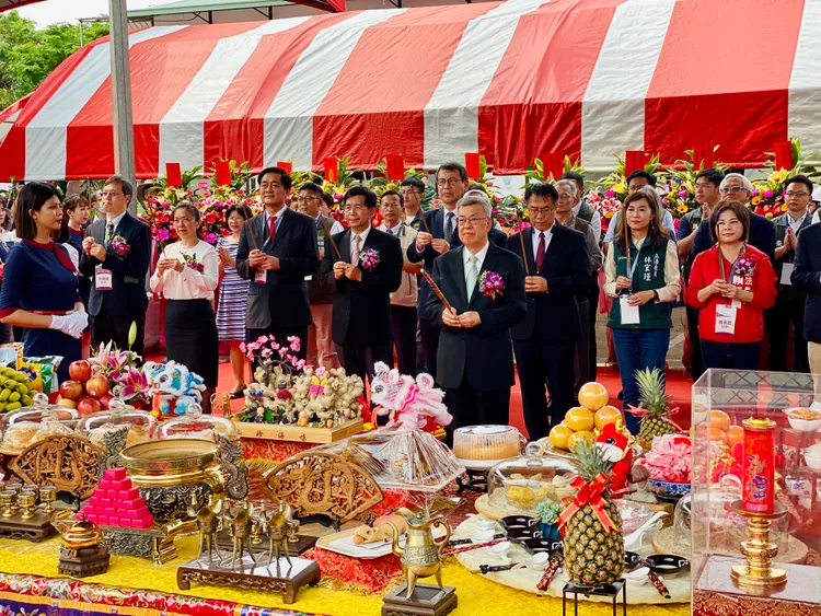 陳建仁率部會官員、立委，一同上香祈求工程順利。王志弘攝