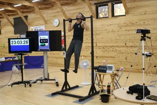 日海巡隊帥哥打破世界紀錄　引體向上24小時拉8940下