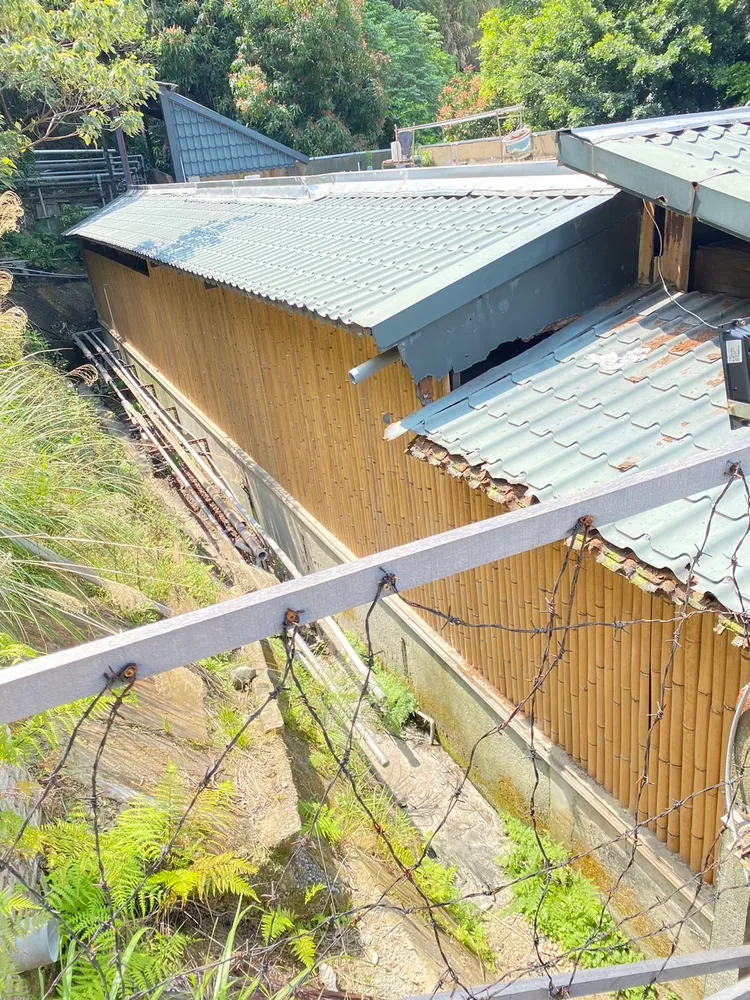 溫泉業者已經加裝鐵網。翻攝畫面