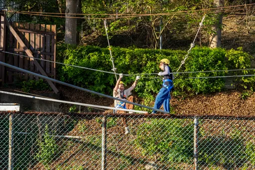 張立東繩橋狹路相逢吳映潔 表情管理失守大喊XXX