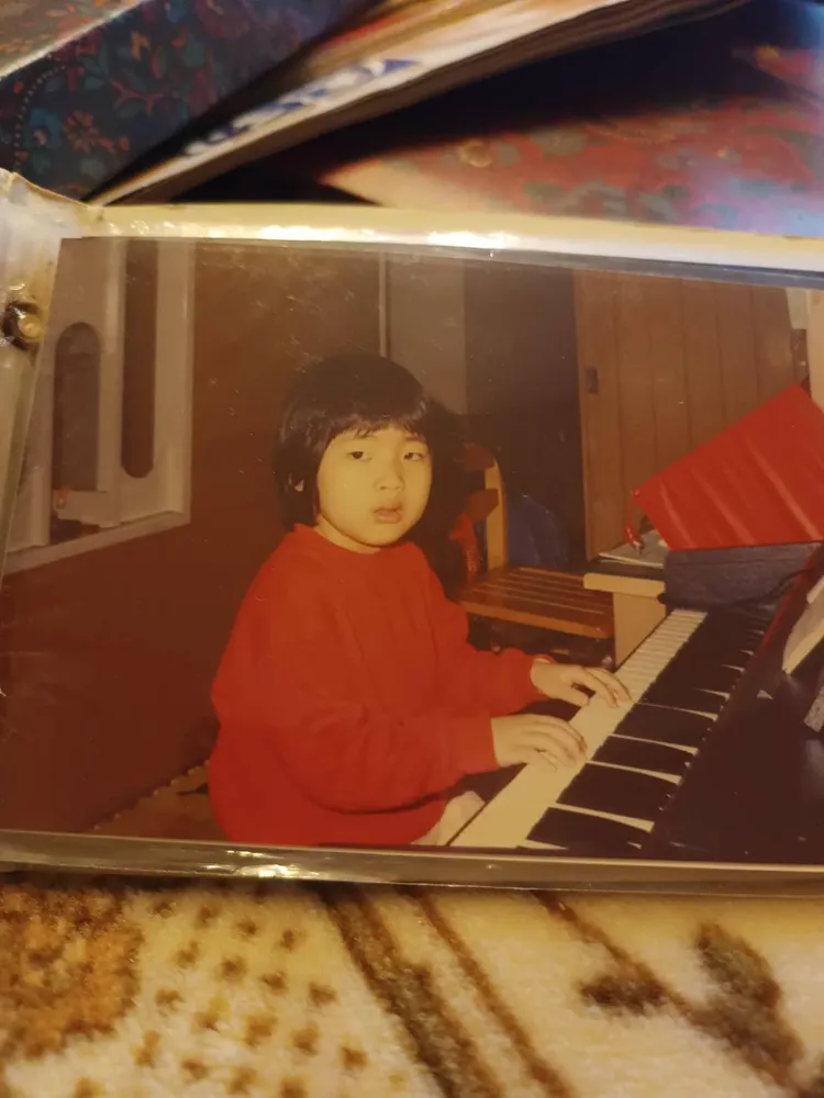 徐巧芯拿小時候照片力證清白。徐巧芯提供