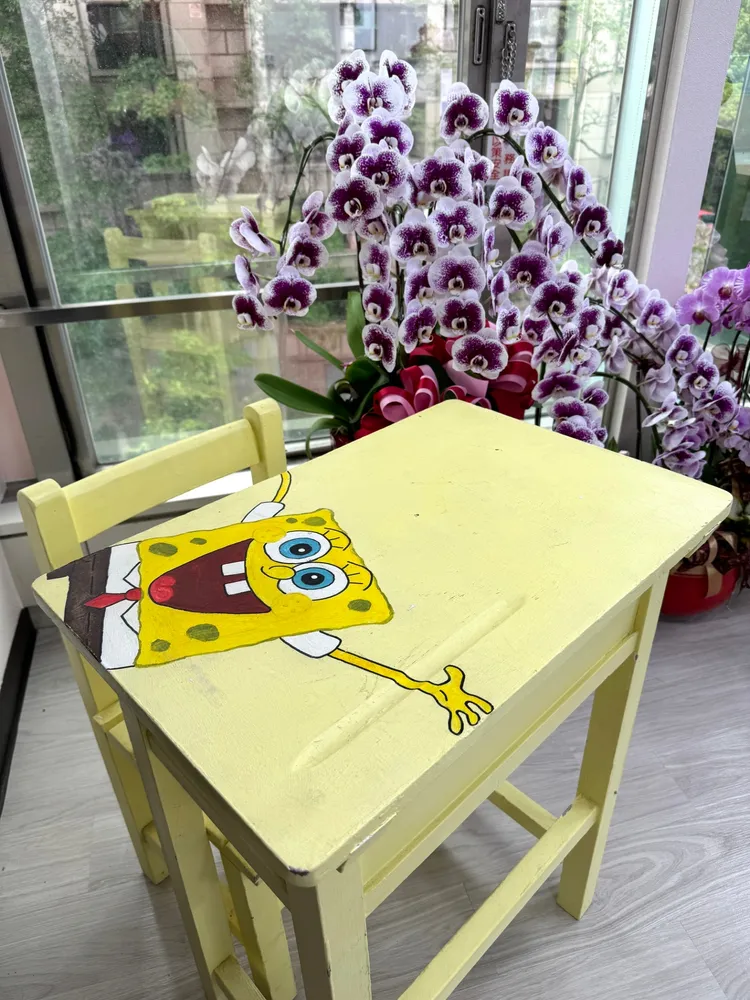 柯志恩的辦公室擺有一張「海綿寶寶」桌，背後其實有一段揪心的故事。彭欣偉攝