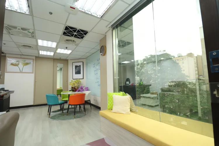 柯志恩的辦公室有大片落地窗，她笑稱這是立法院最亮的辦公室。彭欣偉攝