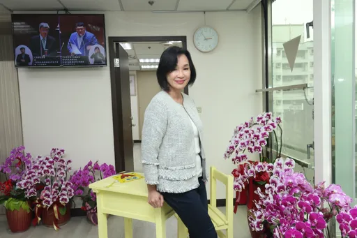 壹蘋開箱|「金鐘主持」女立委辦公室「海綿寶寶桌」有洋蔥! 一鏡到底曝暖心故事