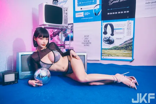 JKF女郎解放胸前雪乳性感爆棚 高颜值引发男人征服欲