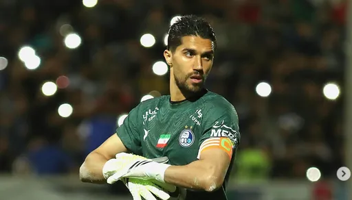 抱一下女球迷代價不小!足球員犯戒遭禁賽、罰15萬