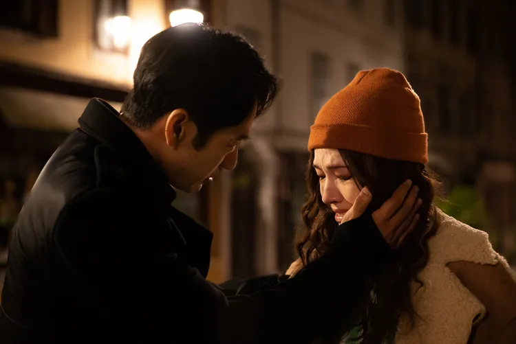 《不夠善良的我們》劇中，許瑋甯（右）、路斯明情定義大利。公視、MyVideo提供