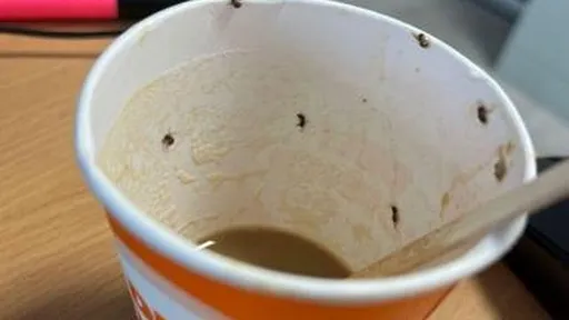她喝一口「機場咖啡」搶救36小時險死 打開杯蓋驚見眾多小蟲