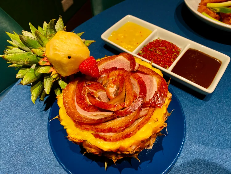 炙燒鳳梨烤鴨造型可愛，只送不賣。王志弘攝