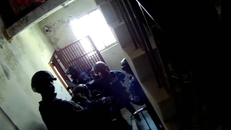 警方攻堅。桃園警分局提供