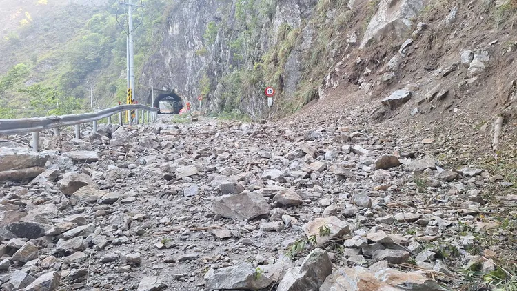 中橫公路5公里處滿是落石。民眾提供