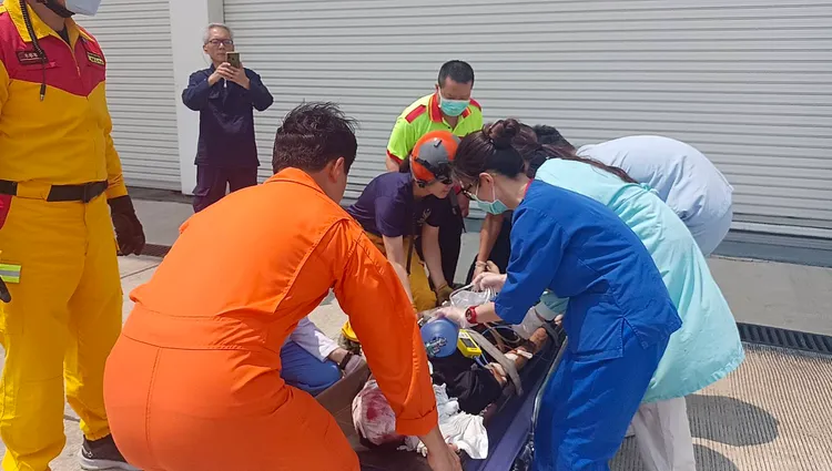 菜車駕駛頭部重創，經空勤總隊載往台中，送醫急救。空勤總隊提供