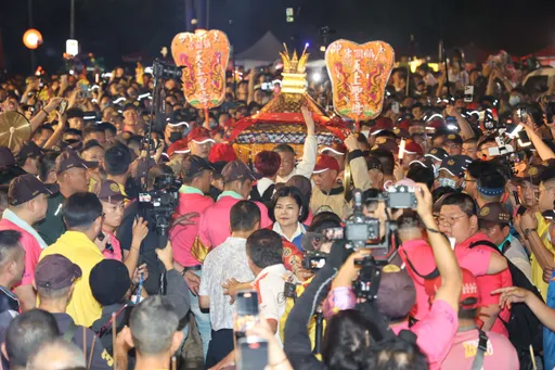 大甲媽祖跨越濁水溪上萬人接駕 50萬信徒湧雲林進香!今抵新港奉天宮