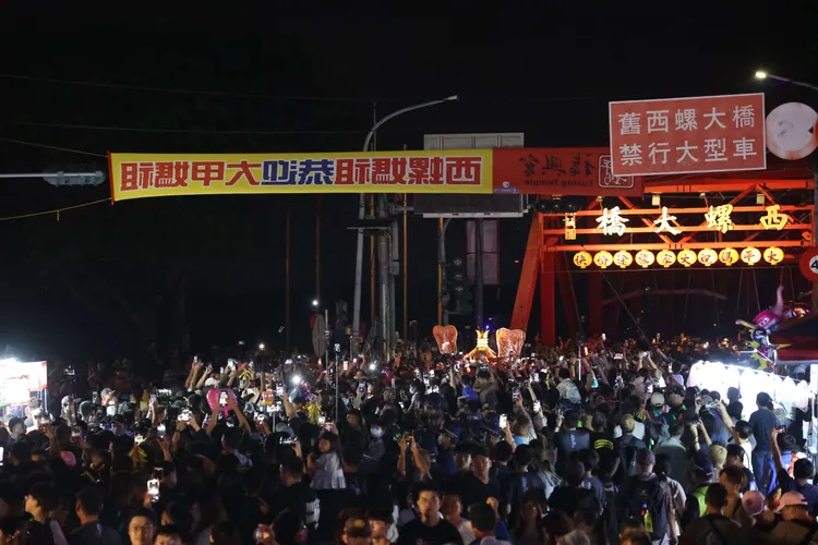 西螺大橋南端上萬人迎接大甲媽。雲林縣府提供