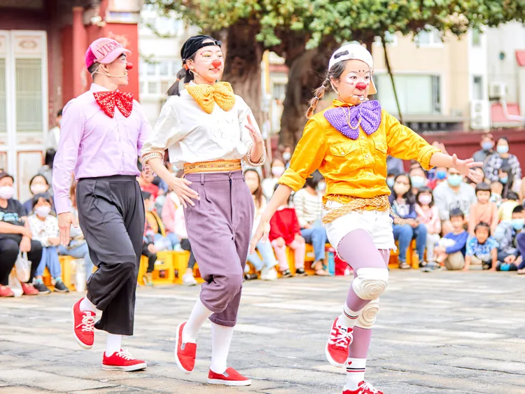 沙丁龐客劇團化身動物，結合音樂與戲劇帶領現場民眾互動。館方提供