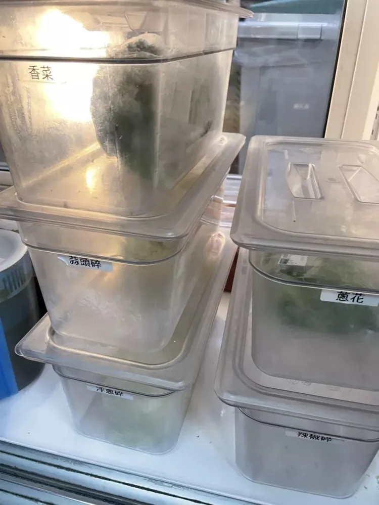 「嚮辣」食材未標示分裝日期。台北市衛生局提供