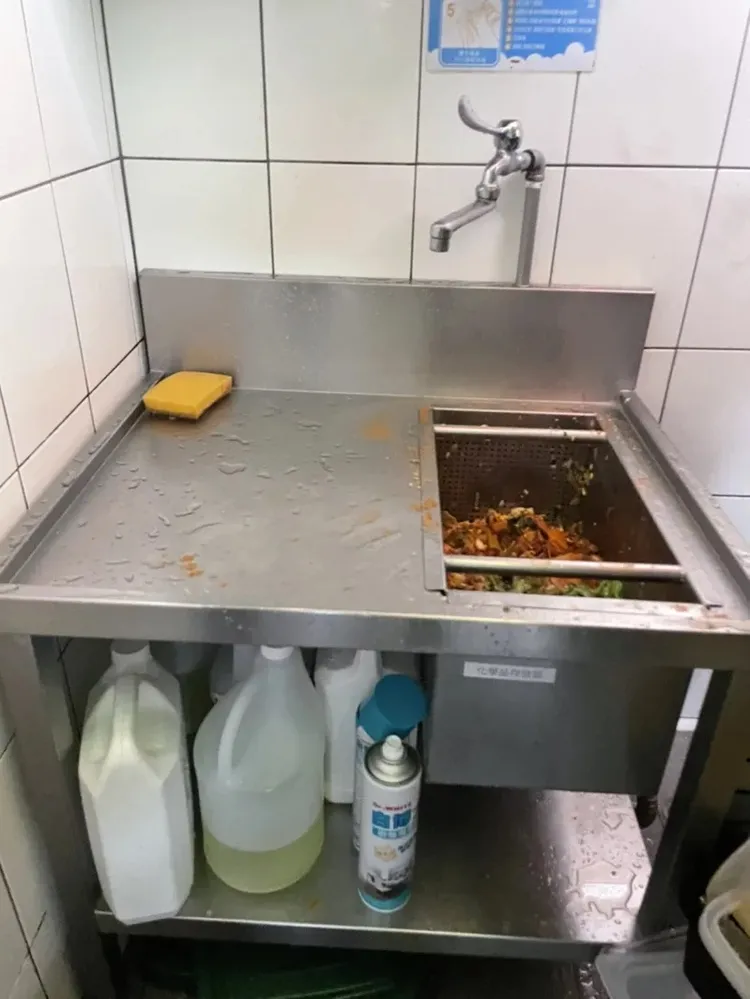 「初瓦」廚餘區、油炸機等處不潔。台北市衛生局提供