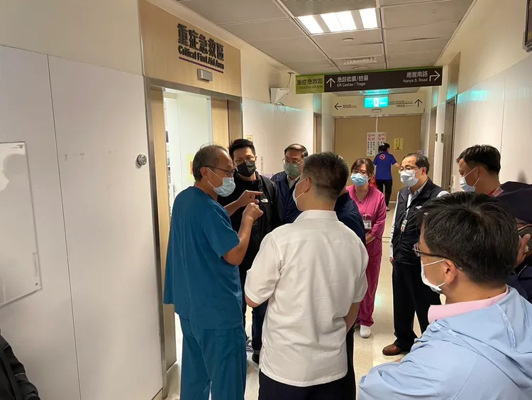 新北警察局長廖訓誠（中藍衣） 與板橋分局長陳宇桓（左白衣）到醫院關心家屬。警方提供