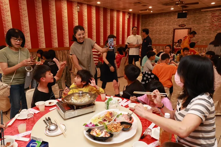 許淑華安排師生到餐廳用餐。縣府提供