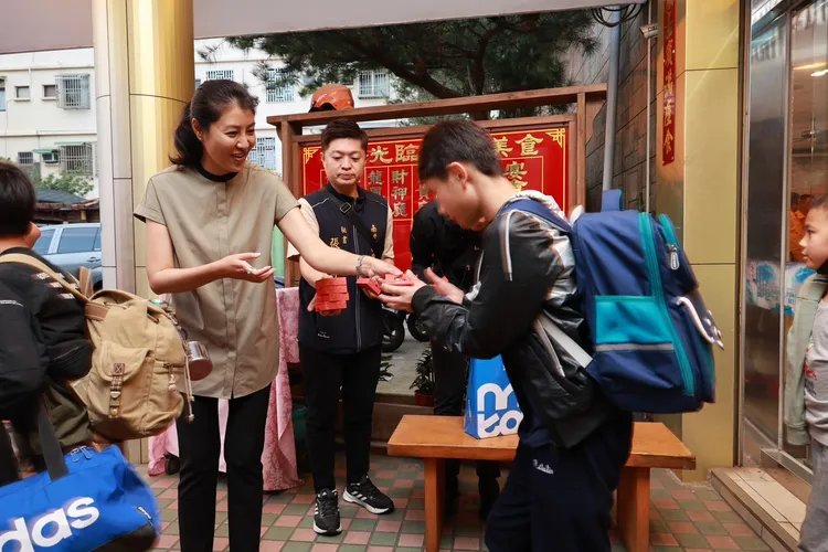 許淑華還贈送每位小朋友小禮物壓驚。縣府提供