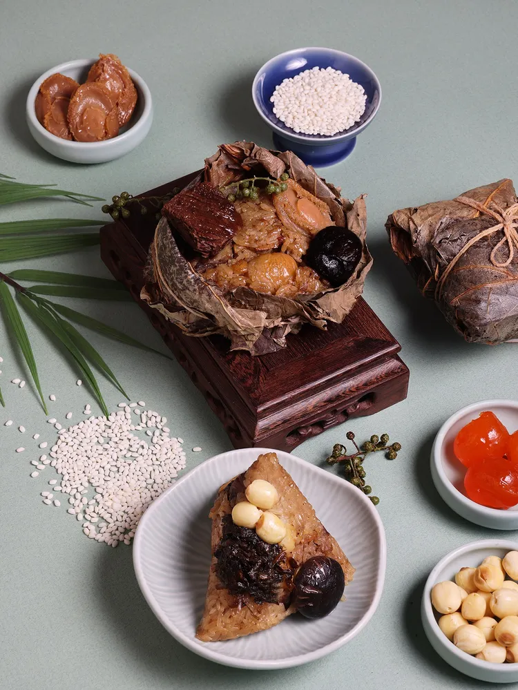 川椒元鮑牛頰粽及飄香梅干扣肉粽。業者提供