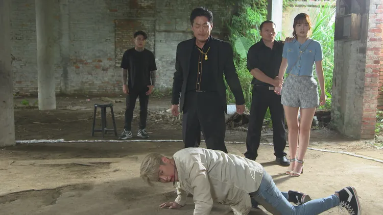 吳東諺（前）被打趴。民視提供