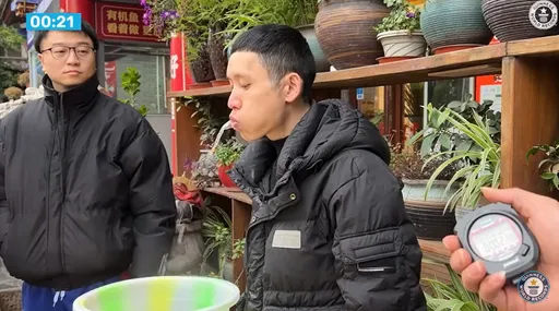 傑尼龜是你!「從胃逆流」水噴5分鐘 奇男奪世界紀錄