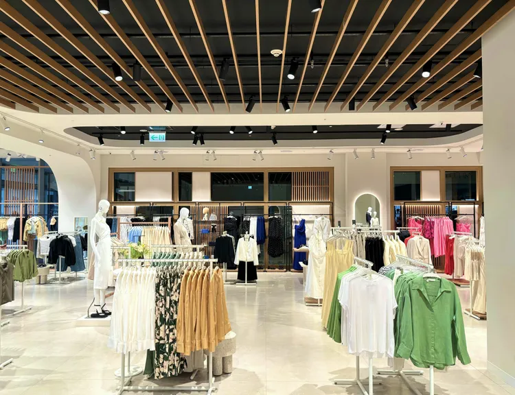 店裝以木頭、水磨石等材質打造地中海質樸氣息。品牌提供