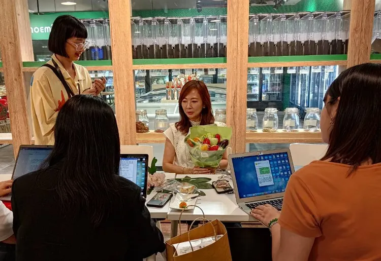 郭昱晴立委辦公室工作人員跟媒體說慶生「假公文」計劃始末。大愛提供