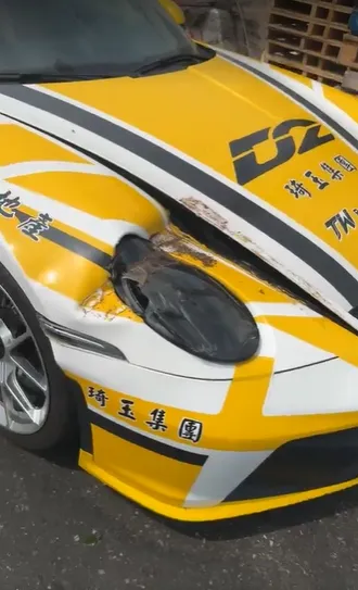 貨櫃砸下，廖老大車隊超跑遭砸毀。翻攝D2 Racing Sport臉書