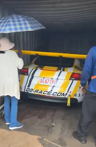 掉落的貨櫃內，則裝了另一輛TT RS超跑。翻攝D2 Racing Sport臉書