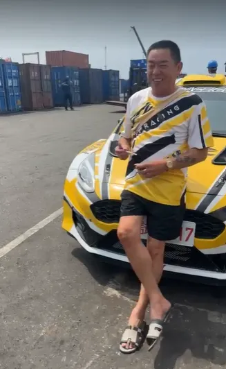 超跑遭砸毀，廖老大在現場苦笑。翻攝D2 Racing Sport臉書