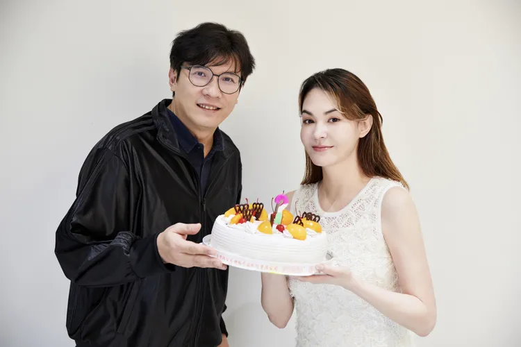 凱渥集團董事長吳鋒（左）與張榕容一起歡慶她的生日。凱渥提供