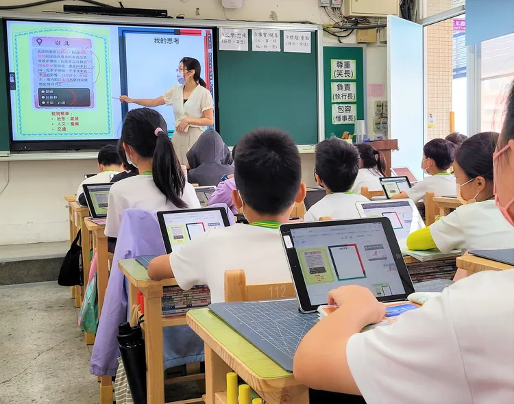 平板在各科學習上的使用，已成為志清校園的日常。臺北市政府教育局提供。