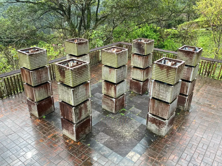 高砂義勇隊紀念園區內紀念碑柱損壞掉漆，列為本次工程修建重點。原民局提供