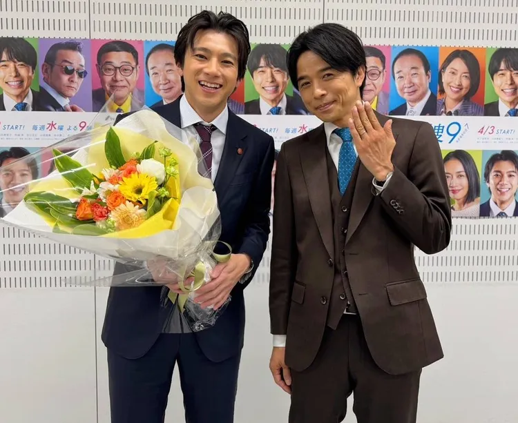 山田裕貴（左）剛和西野七瀨結婚，今出席新戲記者會被井之原快彥（右）祝賀。翻攝5drama9tokusou X