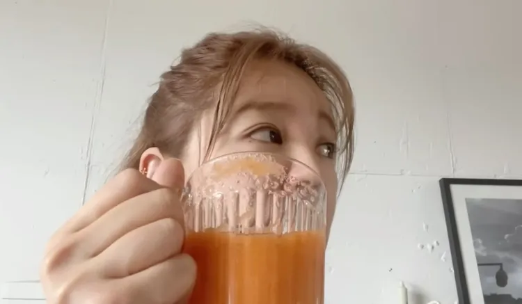 尹恩惠分享自己每天生活，都會看到她喝CCA果汁。翻攝自尹恩惠YT