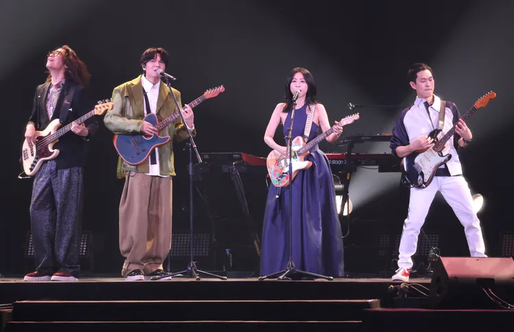 陳綺貞（右二）昨晚又仙又辣又搖滾。彭欣偉攝